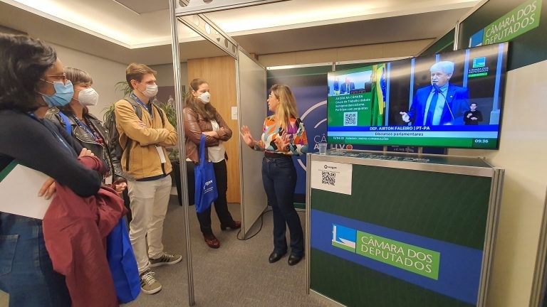 Servidora da Câmara apresenta modelo de transmissão ao vivo em evento em SC - (Foto: Divulgação)