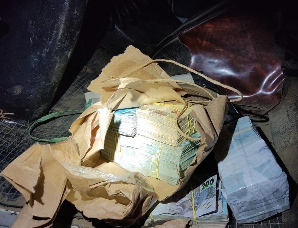 Motorista informou que recebeu R$ 1,5 mil para deixar o caminhão em um posto de combustíveis - Foto: PRF/Divulgação