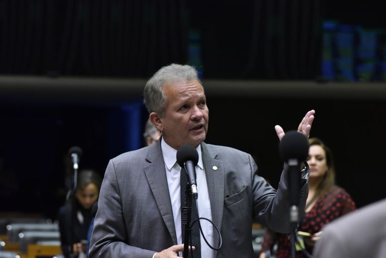 O relator da proposta, André Figueiredo - (Foto: Zeca Ribeiro/Câmara dos Deputados)