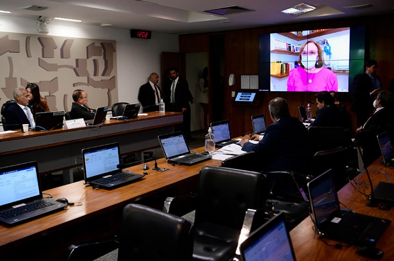 Proposta que institui a Cide para bebidas açucaradas foi defendida pela relatora, Zenaide Maia (no telão) - Pedro França/Agência Senado