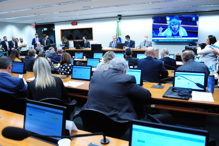 Servidores criticam governo pela falta de negociação sobre reajustes salariais