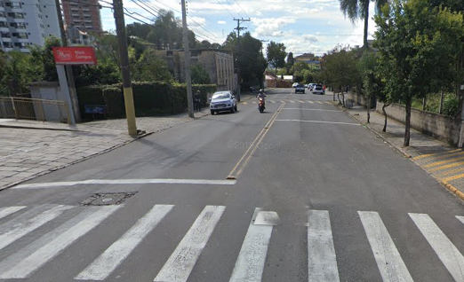 Mulher atravessava na faixa de segurança, quando foi colhida por uma motocicleta