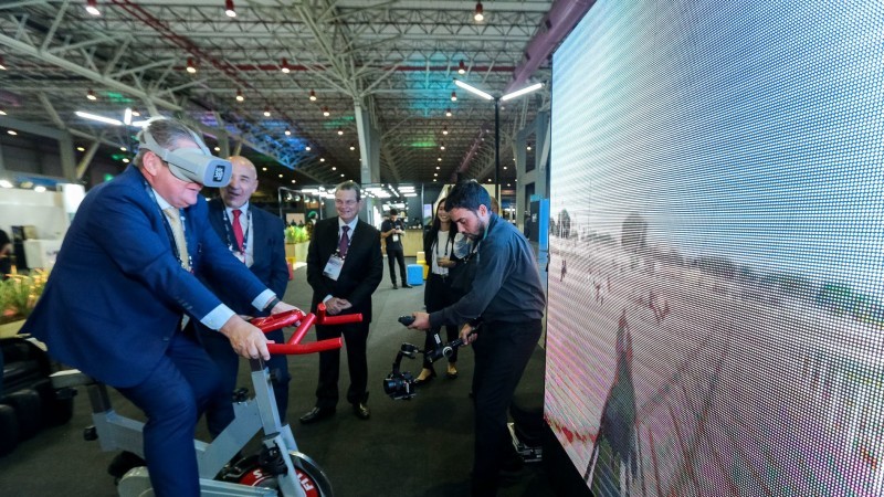 Nos estandes montados na Fiergs, Ranolfo fez um circuito pela orla do Guaíba por meio de experiência virtual - Foto: Gustavo Mansur / Palácio Piratini