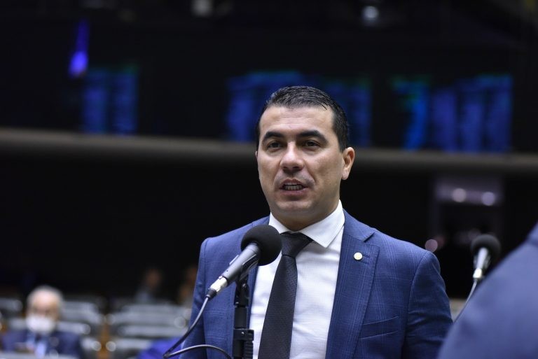 Luis Miranda apresentou substitutivo ao projeto - (Foto: Zeca Ribeiro/Câmara dos Deputados)