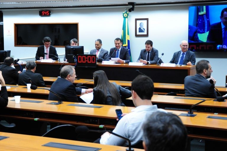 Deputado Bertaiolli (C) preside o debate desta quarta - (Foto: Billy Boss/Câmara dos Deputados)