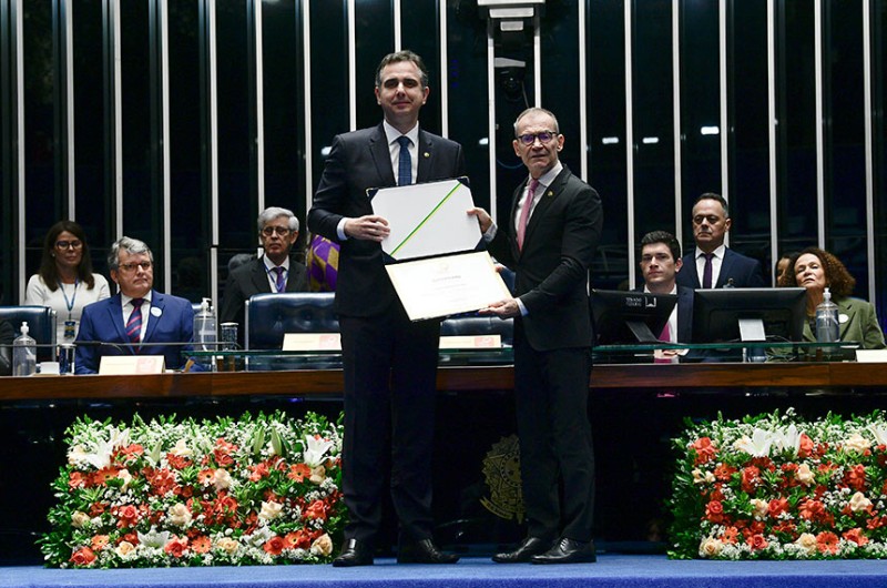 Contarato (D) recebe a condecoração do presidente do Senado, Rodrigo Pacheco - Pedro França/Agência Senado