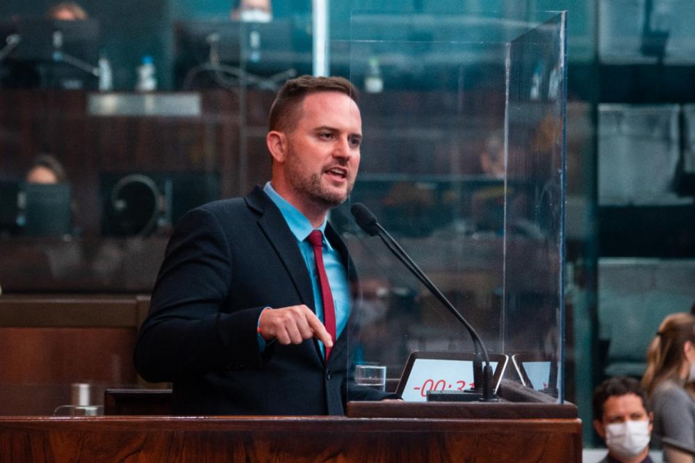 Deputado denuncia que magistrados receberão até um terço a mais de salário por acúmulo de trabalho