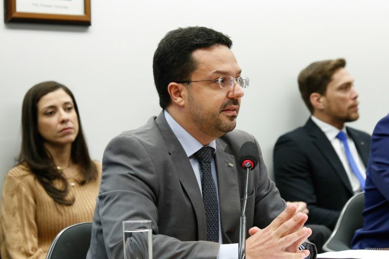Lopes rechaçou acusações de sobrepreço na compra de ônibus escolares - (Foto: Elaine Menke/Câmara dos Deputados)