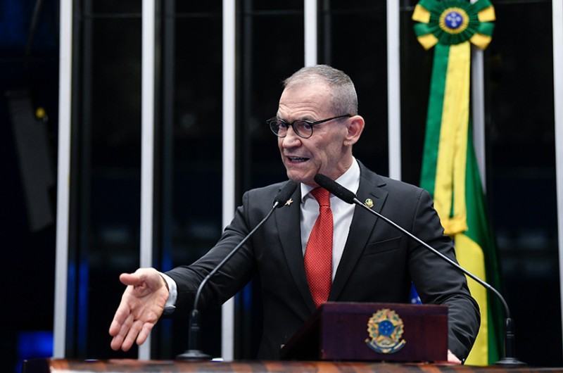 O senador Fabiano Contarato pediu a adoção de uma legislação mais eficiente que desburocratize o processo de adoção - Roque de Sá/Agência Senado