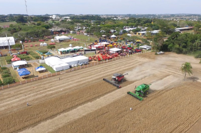 Demonstração de colheita durante a Feira Nacional do Soja, promovida anualmente na cidade gaúcha - Fenasoja