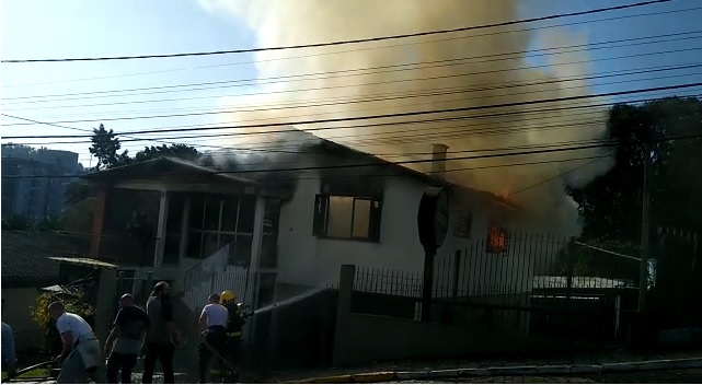 Família precisa da ajuda da comunidade após casa pegar fogo no bairro Borgo