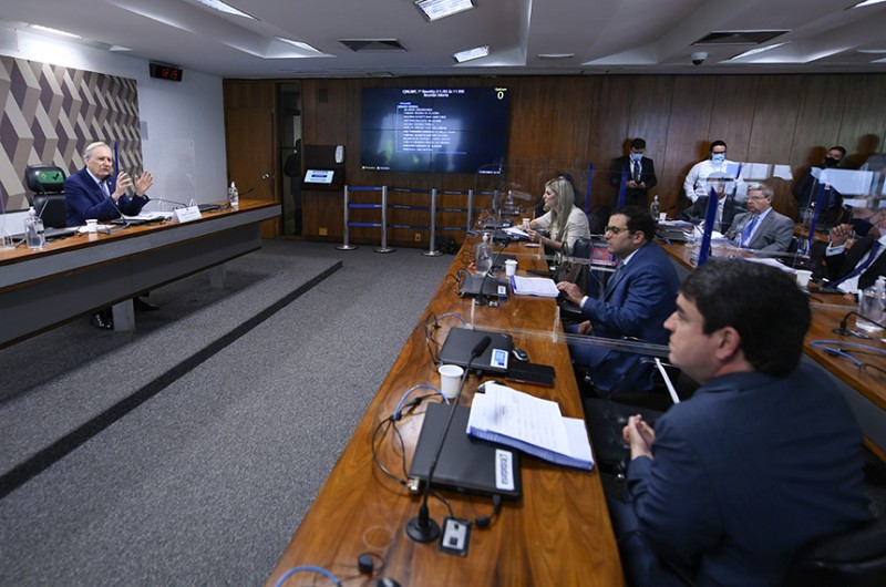 O presidente da comissão, ministro Ricardo Lewandowski, e integrantes do colegiado em reunião, em março
