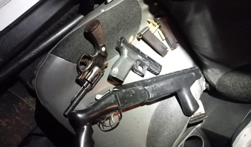 Armas de diferentes calibres foram encontradas dentro do automóvel, que estava em situação de furto/roubo - Foto: Brigada Militar/Divulgação