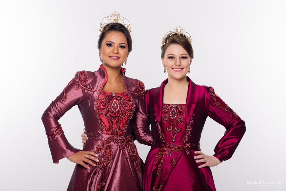 Comunidade de Carlos Barbosa conhece os novos trajes das soberanas do Festiqueijo