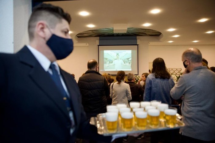 Garçons serviram chopp para quem foi se despedir de David Coimbra em Porto Alegre - Foto: Jefferson Botega / Agencia RBS
