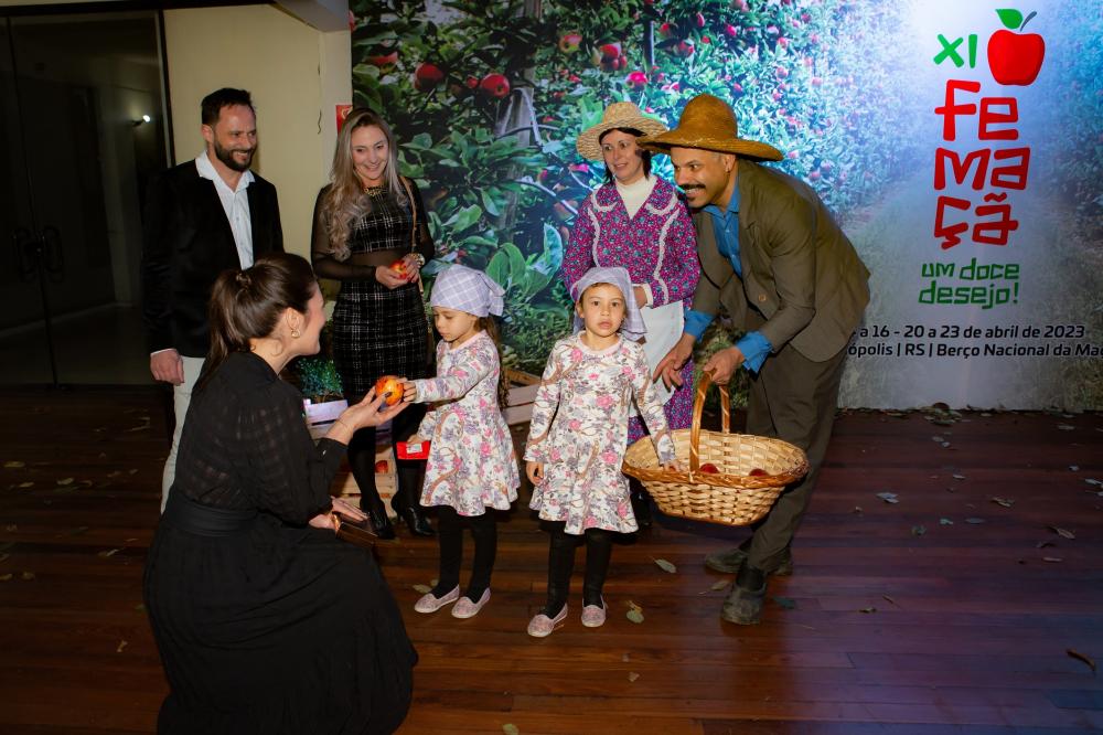 Maças foram distribuídas na saída dos convidados. Crédito: Ivane Bissani/VB Vídeo Produções/XI Femaçã 