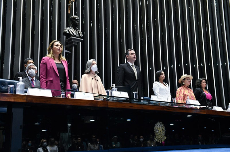Senadora Leila Barros; ministra do STF, Cármen Lúcia; presidente do Senado, Rodrigo Pacheco; senadora Eliziane Gama; deputada Tereza Nelma; e coord. do Fórum de Instâncias de Mulheres de Partidos Políticos, Juliet Matos