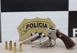 Os agentes também apreenderam a arma de fogo, um Revólver calibre .38, utilizado no crime. Crédito: Polícia Civil