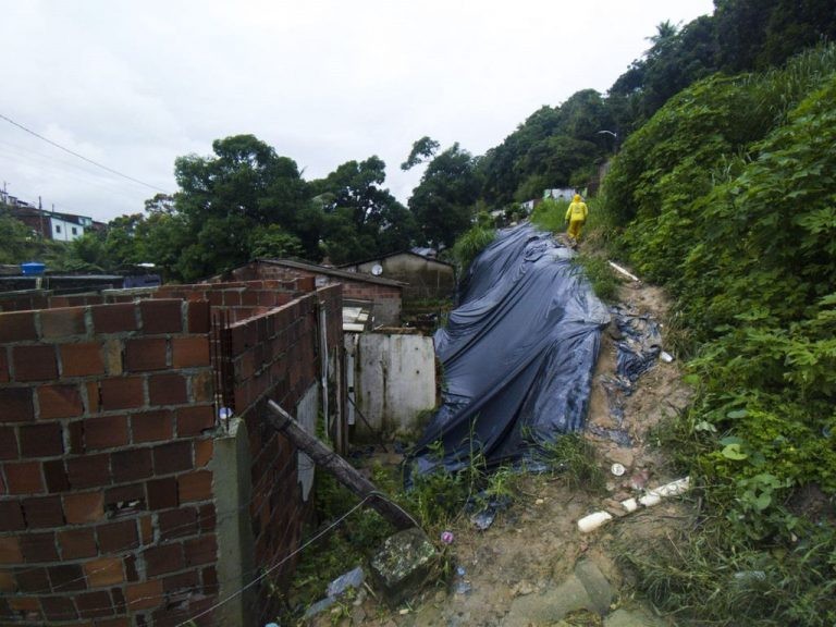 Deputados cobram apoio às vítimas das chuvas no Recife