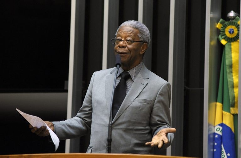 Câmara faz 1 minuto de silêncio em homenagem ao ator Milton Gonçalves