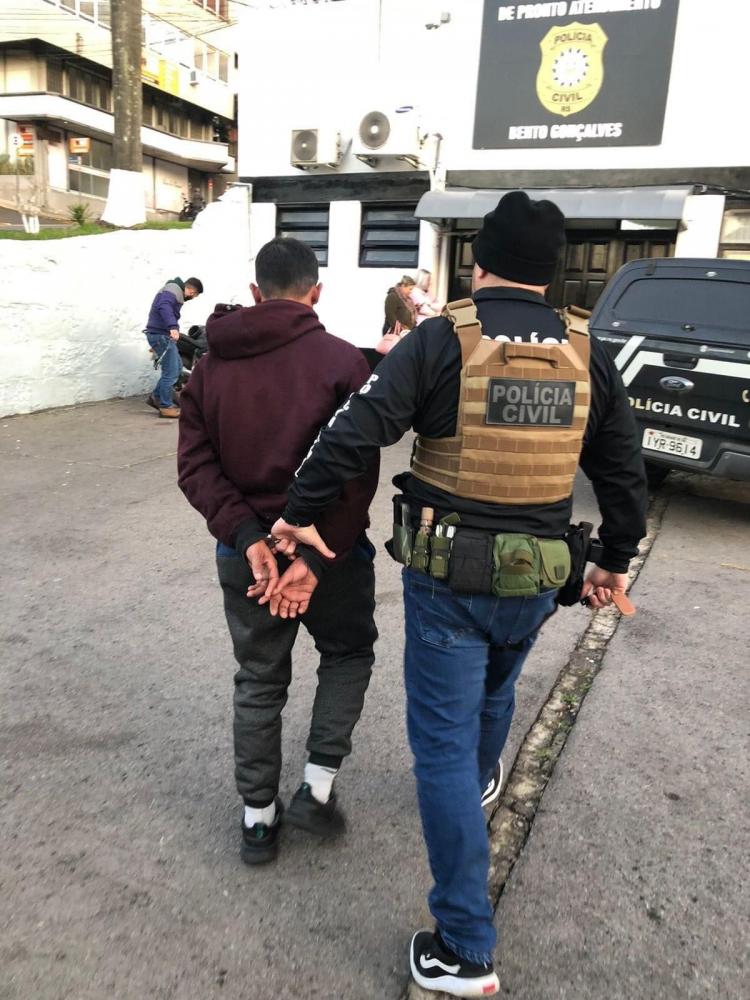 Homem foi preso em flagrante no apartamento com drogas e celulares - Foto: Polícia Civil 