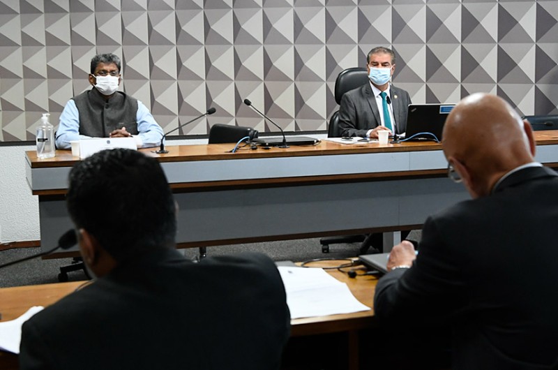 O embaixador da Índial, Suresh Reddy, ao lado do presidente do colegiado, Nelsinho Trad - Geraldo Magela/Agência Senado