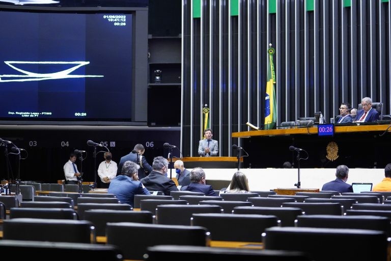 Comissão geral reuniu especialistas em política energética - (Foto: Pablo Valadares/Câmara dos Deputados)