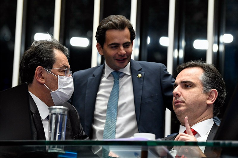 Para o autor do PL, senador Fabio Garcia (ao centro), é uma justiça que se faz ao consumidor que pagou tributos a mais indevidamente. Proposta tem a concordância do relator, Eduardo Braga (à esq.) - Roque de Sá/Agência Senado