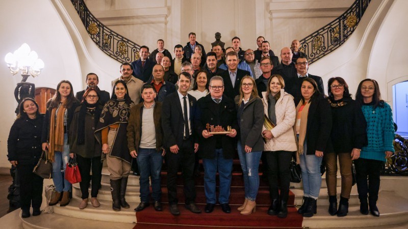 Comitiva de prefeitos e vereadores da região das Missões participou de encontro com o governador no Palácio Piratini - Foto: Felipe Dalla Valle/Palácio Piratini