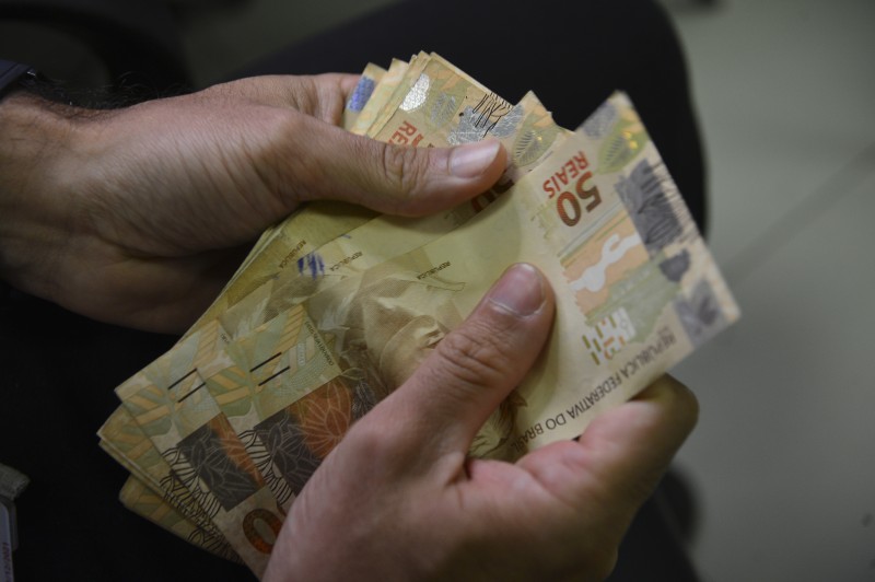 Promulgada lei que fixa o valor do salário mínimo em R$ 1.212