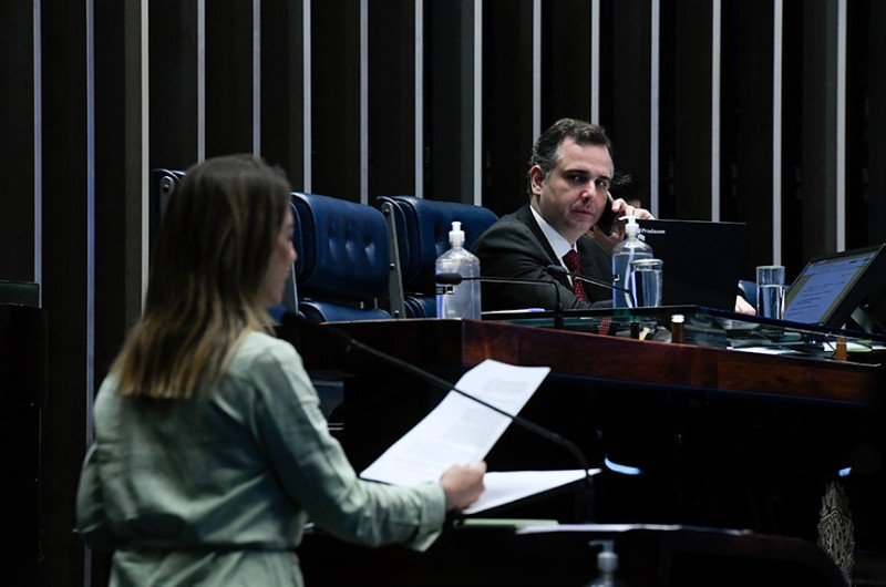 Soraya Thronicke, relatora, e o presidente do Senado, Rodrigo Pacheco, na sessão em que foi aprovada a MP que determinou o valor do mínimo, no dia 26 de maio; ela cobrou o retorno da política de valorização do salário mínimo - Edilson Rodrigues/Agência Se