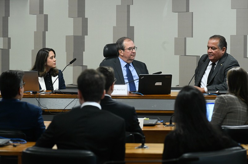 Laura Schertel Mendes, ministro Ricardo Villas Bôas Cueva e Eduardo Gomes na última reunião do colegiado - Geraldo Magela/Agência Senado