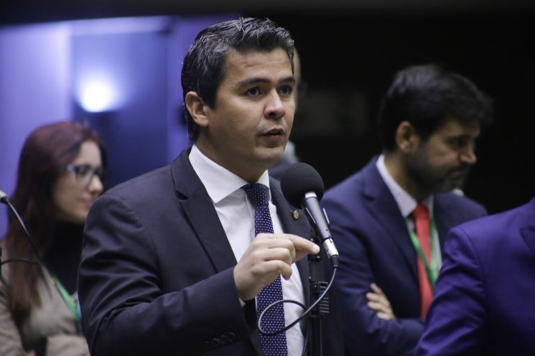 Diego Garcia apresentou substitutivo unindo duas propsoições - (Foto: Paulo Sérgio/Câmara dos Deputados)