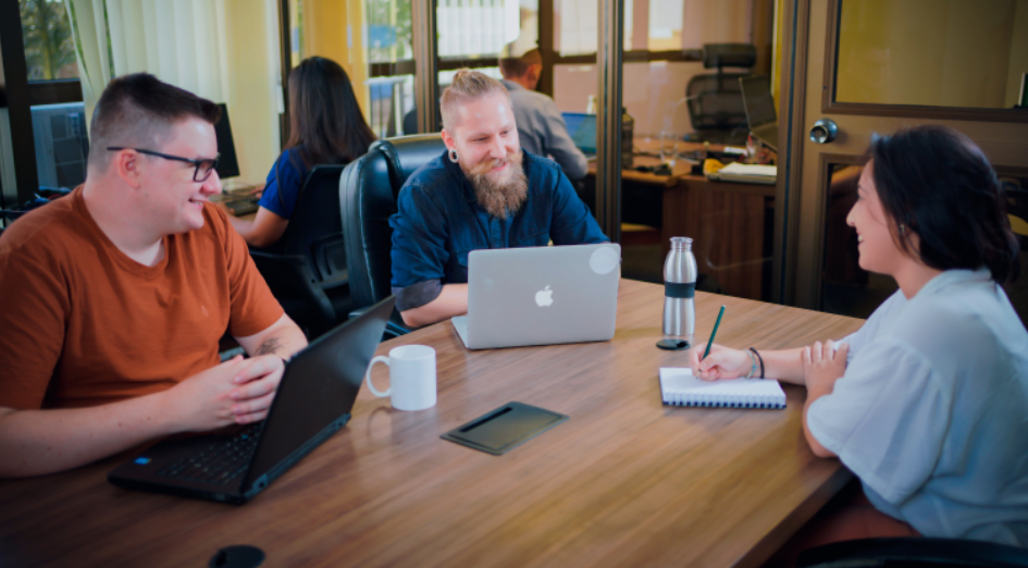 As oportunidades são para trabalho flexível, em que o funcionário pode atuar de forma presencial, remota ou híbrida.