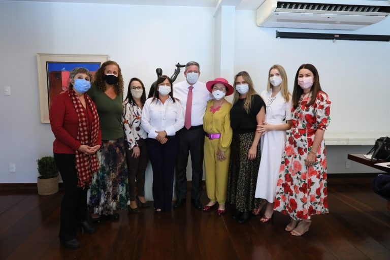 Parte da atual bancada feminina da Câmara, ao centro o presidente da Casa, Arthur Lira - (Foto: Luis Macedo/Câmara dos Deputados)