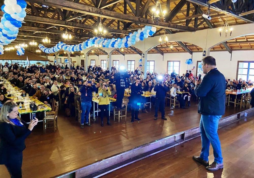 Ex-prefeito colocou-se como o verdadeiro sucessor de seu padrinho político Darcy Pozza em seu discurso - Fotos: Reprodução Facebook