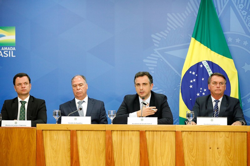 Rodrigo Pacheco (ao microfone) disse que irá aguardar o parecer do relator, Fernando Bezerra Coelho (à esq.). Governo propõe zerar os impostos federais sobre os combustíveis e do gás de cozinha - Agência Senado