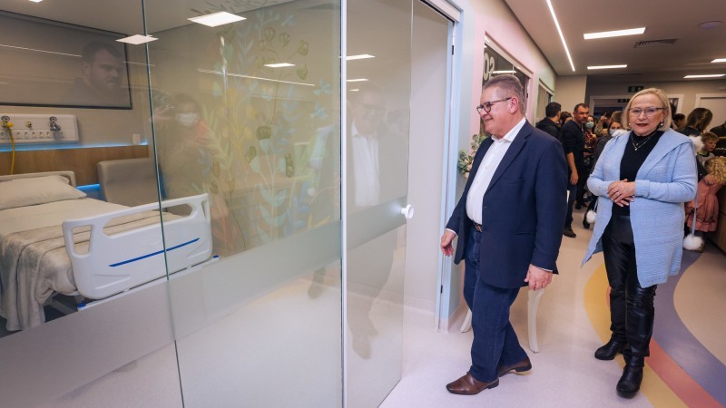 O governador Ranolfo e a secretária Arita percorreram a ala com 10 leitos pediátricos, que começará a atender na segunda (13/6) - Foto: Felipe Dalla Valle / Palácio Piratini
