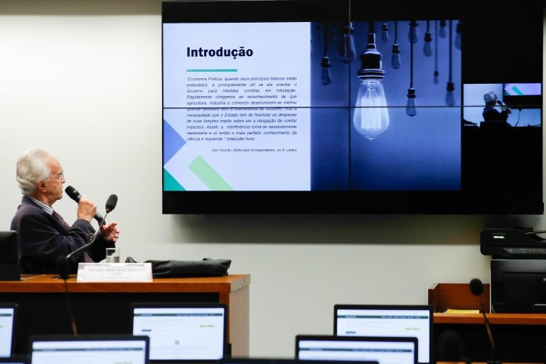 Antonio Lício defendeu a tributação direta da produção em uma única etapa - (Foto: Elaine Menke/Câmara dos Deputados)