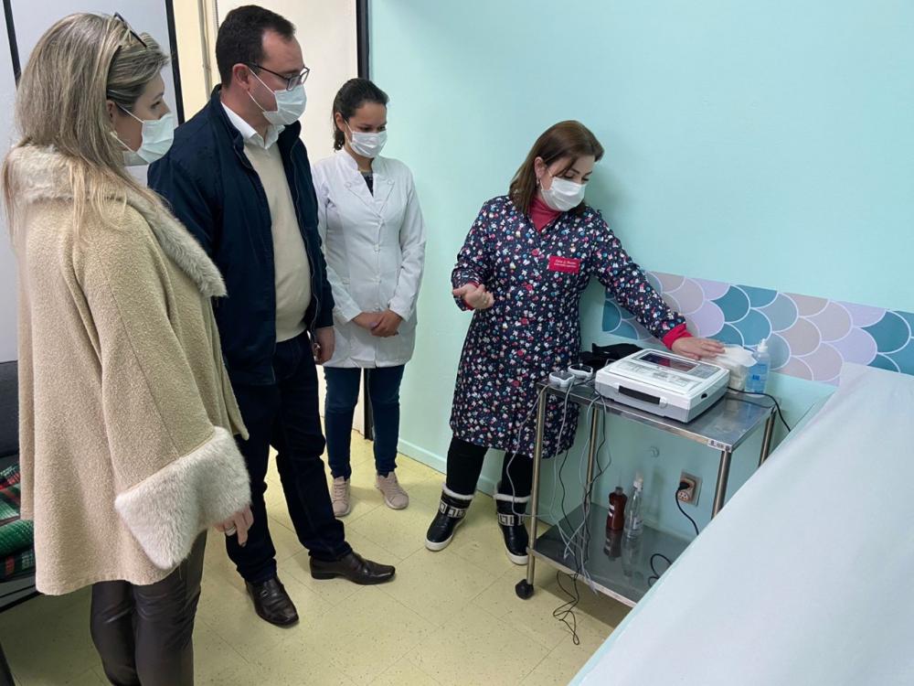 O prefeito Diogo Segabinazzi Siqueira e a Secretária de Saúde, Tatiane Misturini Fiorio estiveram visitando o local. Crédito: Assessoria de Comunicação Social da Prefeitura 