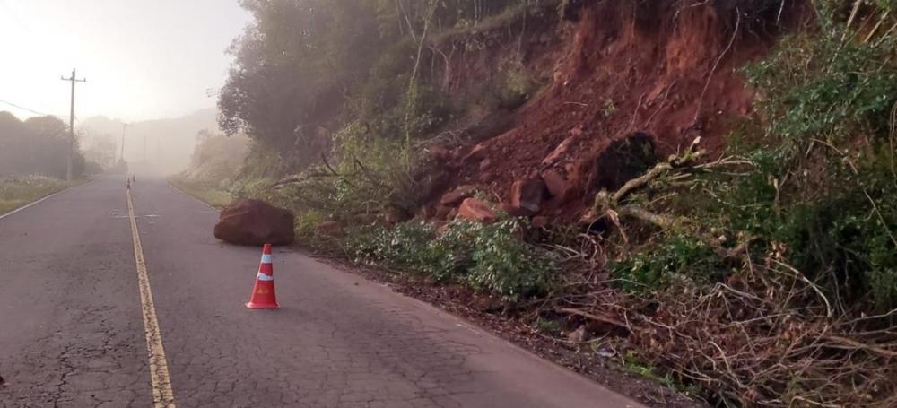 Homem fica ferido após colidir com uma pedra no meio do asfalto em Garibaldi