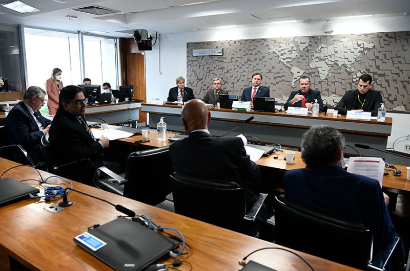 Presidente da comissão, Acir Gurgacz (C) comandou a reunião