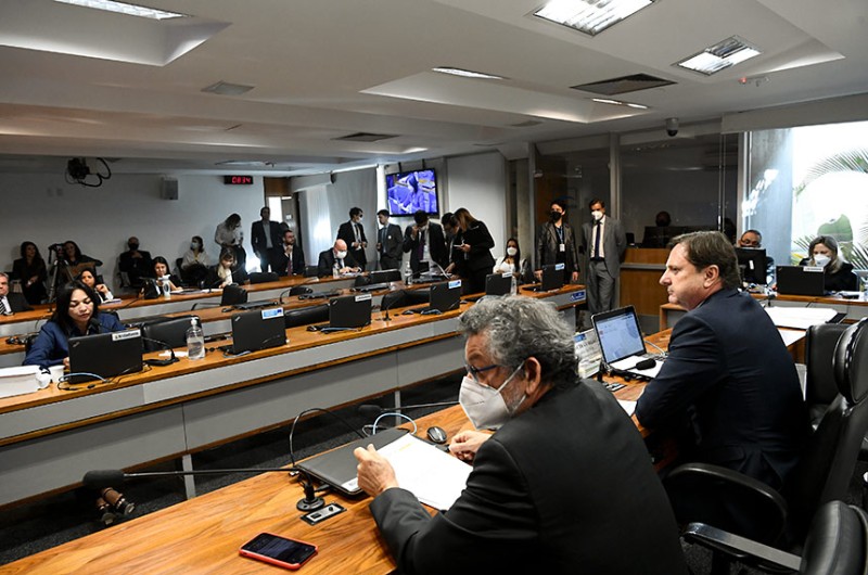 Eliziane Gama (na bancada) pediu vistas ao projeto na reunião presidida por Gurgacz (à dir., ao lado de Paulo Rocha) - Geraldo Magela/Agência Senado