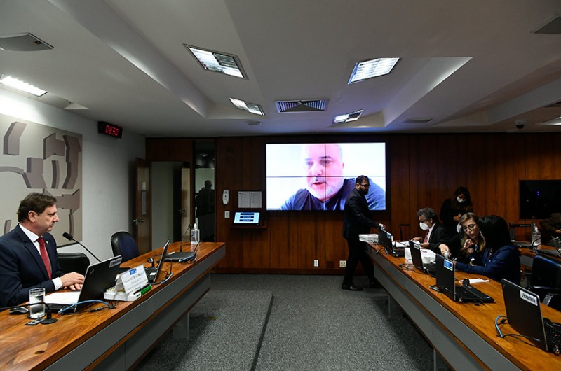 Gurgacz (E), que presidiu a reunião da CRA, foi também relator da proposta e defendeu aprovação - Geraldo Magela/Agência Senado