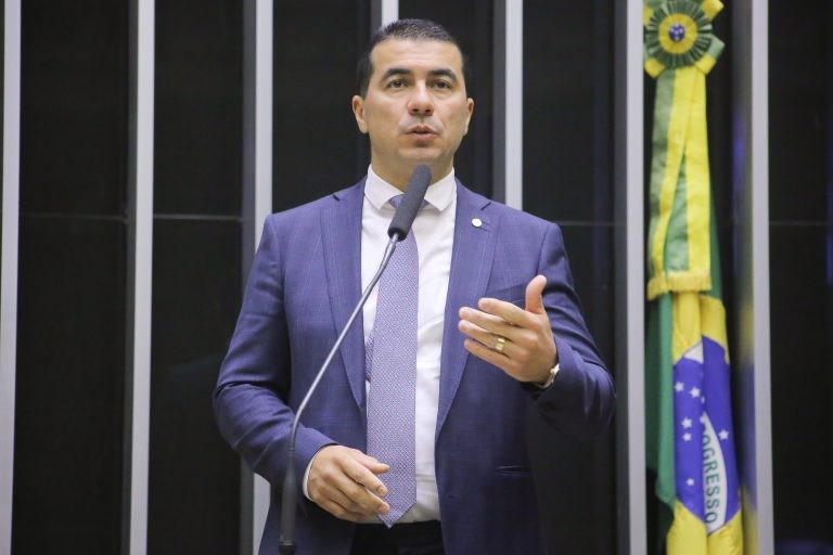 Luis Miranda excluiu servidores do benefício - (Foto: Paulo Sérgio/Câmara dos Deputados)