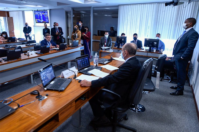 Senadores na reunião da Comissão de Educação, presidida por Marcelo Castro (à dir.) - Edilson Rodrigues/Agência Senado