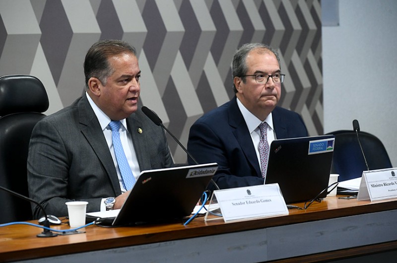 O senador Eduardo Gomes e o ministro Villas Bôas Cueva, presidente da comissão de juristas, na abertura do seminário - Geraldo Magela/Agência Senado