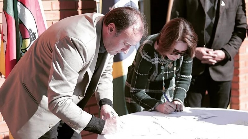 Secretários Volnei Minozzo e Raquel Teixeira, na assinatura das ordens de início dos serviços nas escolas - Foto: Judy Wroblewski / Ascom Secretaria de Obras e Habitação