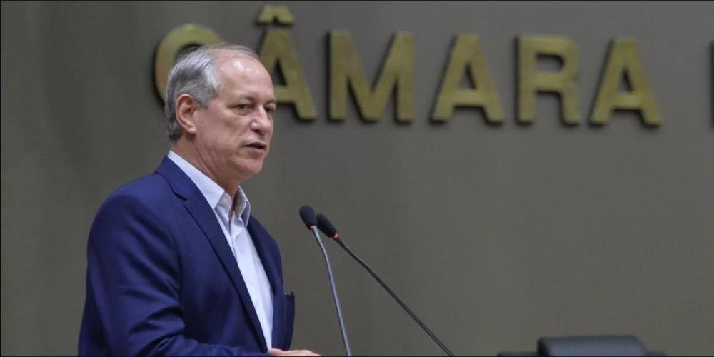 Ciro Gomes recebeu título de Cidadão de Porto Alegre. Crédito: Débora Ercolani/CMPA / CP Memória