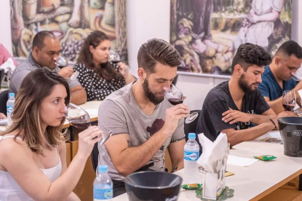 Na foto, registro de uma das Degustações na Vila Típica da Fenavinho, em 2019. Crédito: César Silvestro